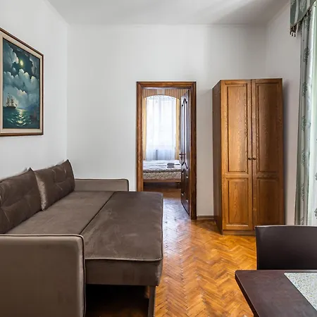 아파트 Next To Opera 리비프